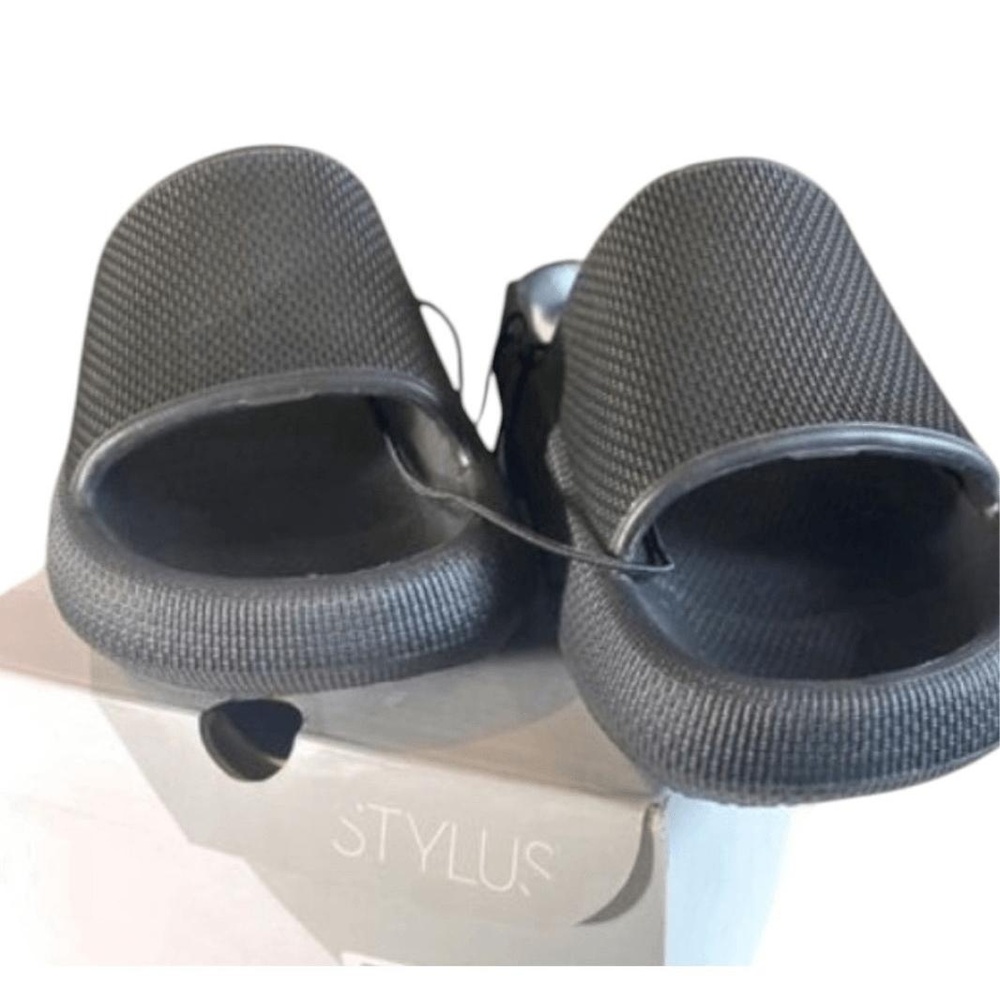 NWT STYLUS Womens 7 M Black Slides Sandals Textured Strap Contoured Footbed - Picture 4 of 7